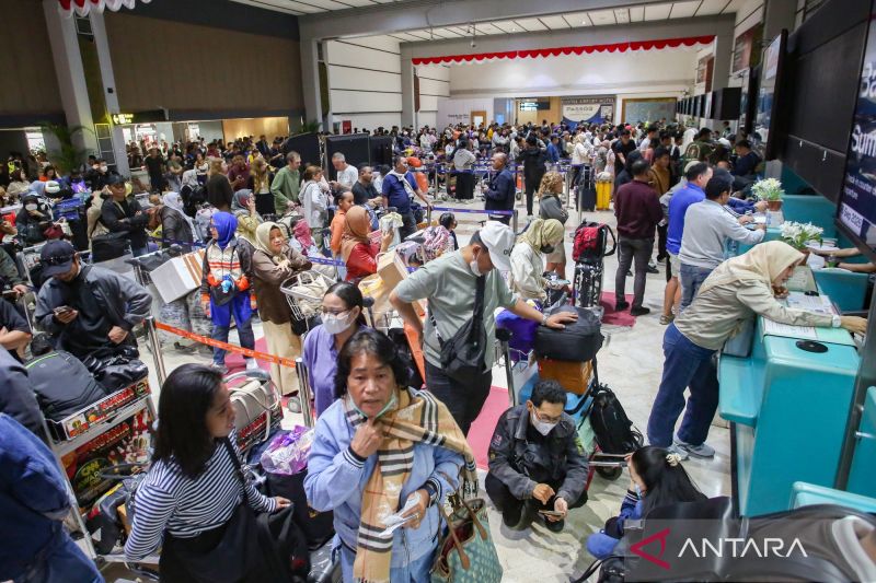 4 bandara ditutup sementara akibat sebaran abu vulkanik Anak Krakatau